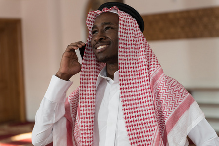 沙特阿联酋人使用智能手机照片