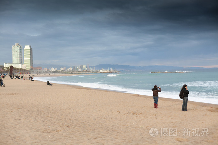 游客在海滩上，西班牙，巴塞罗那，加泰罗尼亚