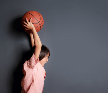 一个人抱着篮球的图片图片