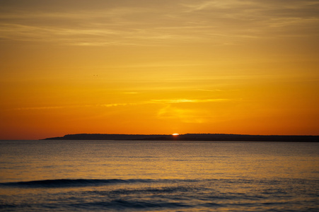 在西班牙巴利阿里群岛的马略卡岛海滩的日落