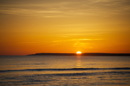 在西班牙巴利阿里群岛的马略卡岛海滩的日落