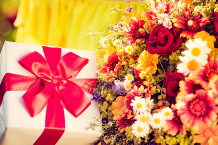 礼品盒与鲜花