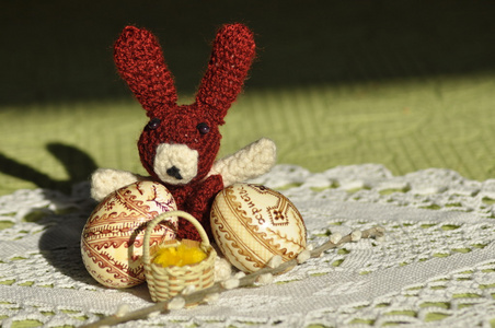 复活节。圣诞节的象征兔子鸡和鸡蛋。柳枝
