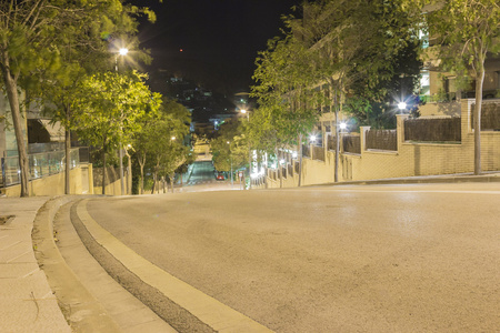 在夜间，城市的街道