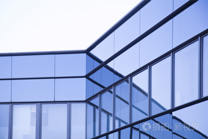 成功的工业建筑的业务概念的钢蓝色玻璃高高层建筑摩天大楼，视图