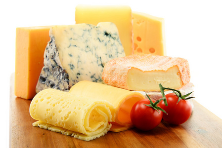 不同种类的孤立的白色背景上的奶酪