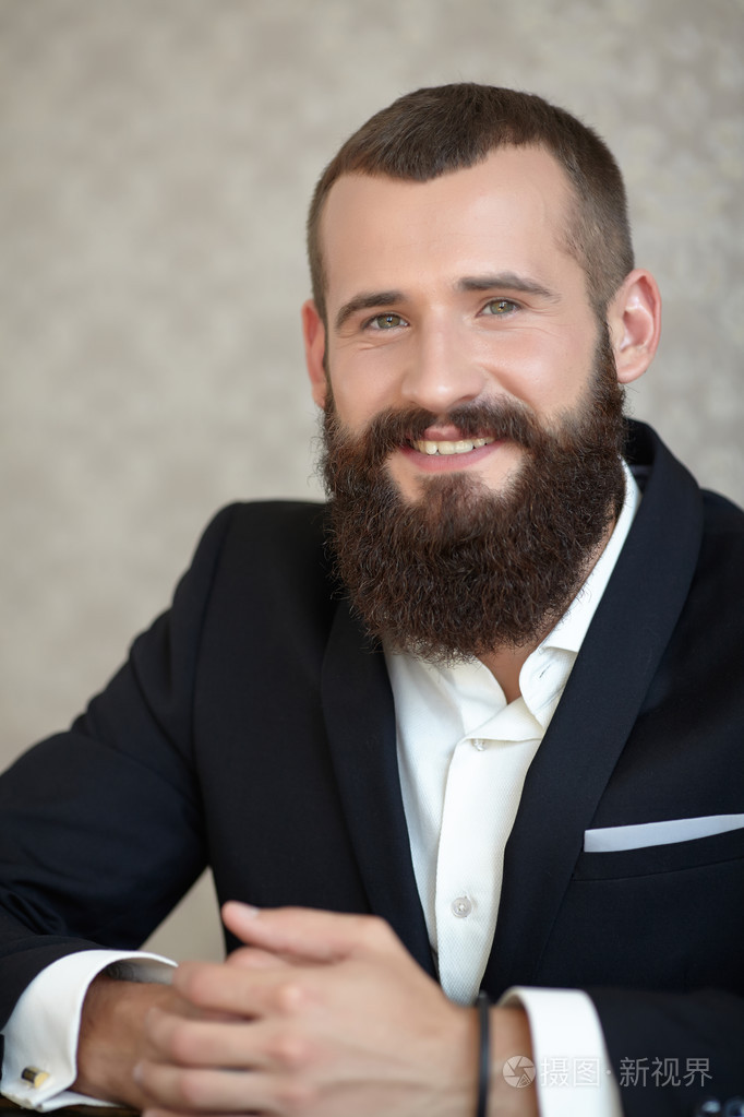 英俊的大胡子的男人