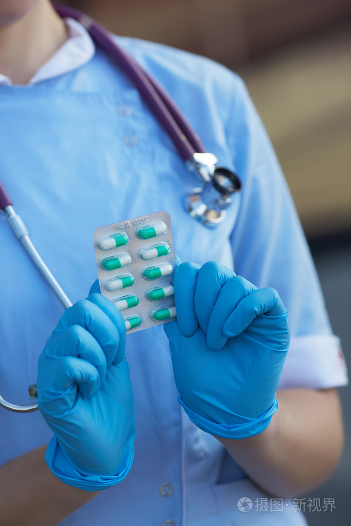 医生抱着药胶囊