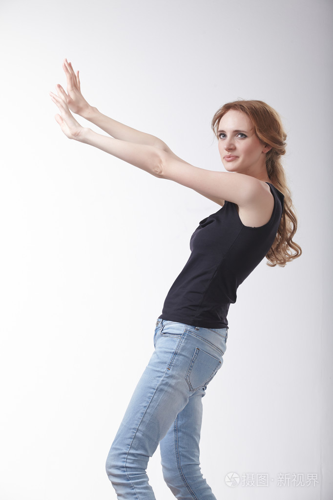 提出的女孩举起手来