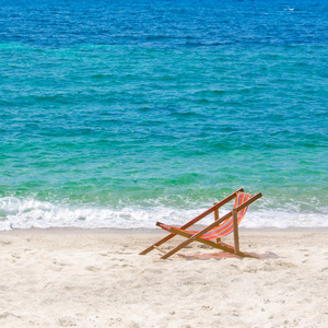 在海滩上休闲椅