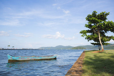 船在河流和天空