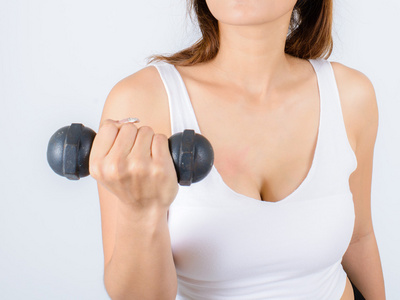 女人做健身运动与手的重量