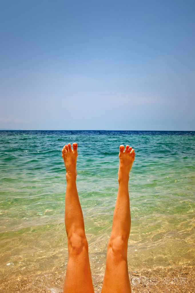 上海洋背景下的双腿