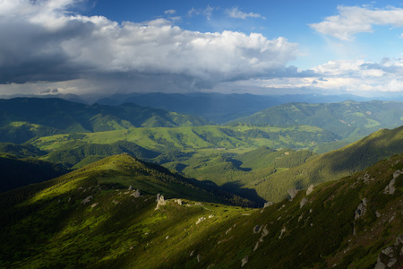 在山的夏天风景