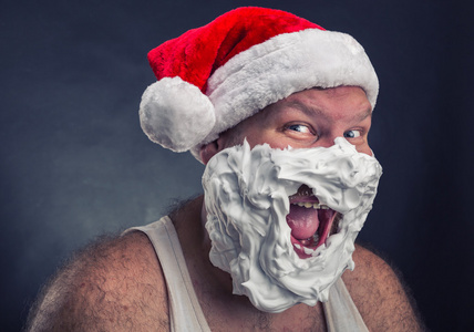 在圣诞老人的帽子的男人微笑着