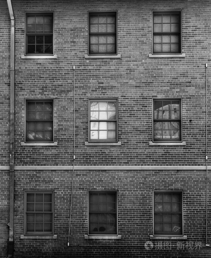 与windows的砖造外墙的黑白照片