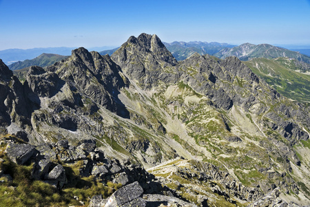 从踪迹上黑色池塘和高塔特拉山区视图