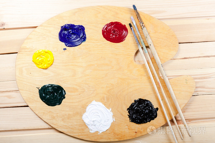 与油画颜料和画笔调色板