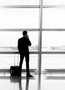 在机场行李的男人。黑色和白色
