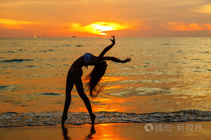 在海边的女孩共舞