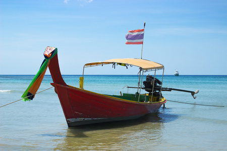 长尾的泰国船在岸边
