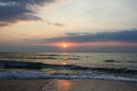 日出在曼谷海滩巴楚阿普希里汗泰国