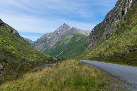 在挪威山间道路一个视图图片