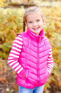 可爱微笑的小女孩的秋天肖像