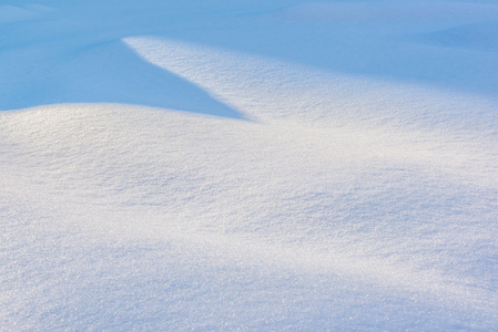 雪上的阴影