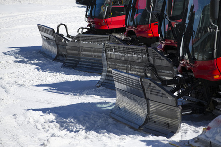 组的山上雪时准备滑雪 slo 造雪机