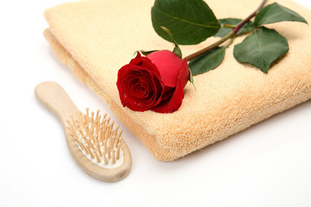 毛巾 玫瑰和梳子