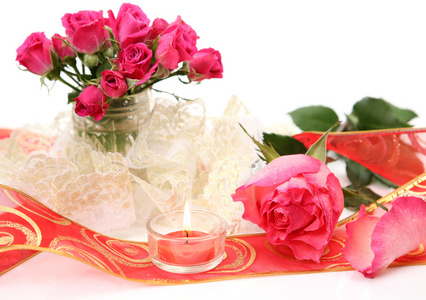 粉红玫瑰鲜花和蜡烛