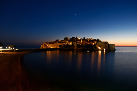 在晚上 Sveti Stefan 度假村岛黑山