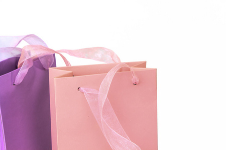 孤立的柔和的粉红色和淡紫色彩色购物袋顶部特写