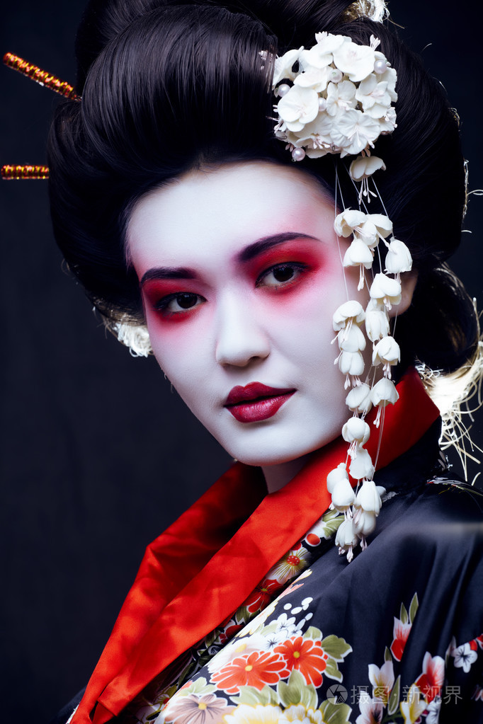 年轻漂亮的艺伎和服与樱花和装饰