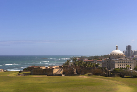 从 Castillo San Christobal 看到国会大厦