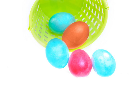 在白一只篮子里的几个复活节彩蛋。
