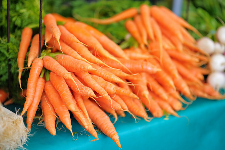 农夫市场上新鲜生物胡萝卜