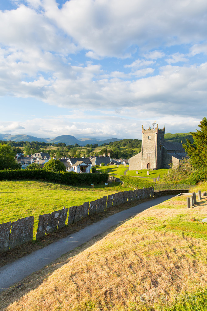 旅游者目的地西湖区霍克斯黑德村坎布里亚郡与英国对美丽阳光明媚的