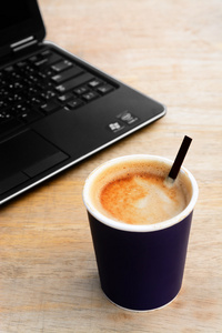 热拿铁咖啡纸杯用电脑笔记本