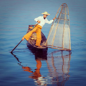 传统的缅甸渔民在茵莱湖