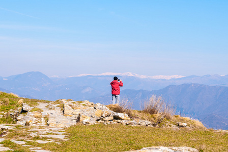 徒步旅行者山的山顶上的图片图片