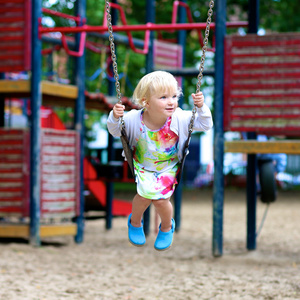 蹒跚学步的女孩在公园里玩