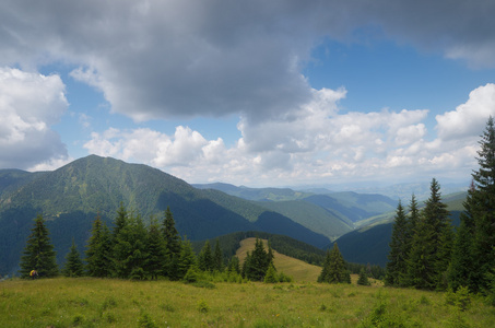 在山的夏天风景