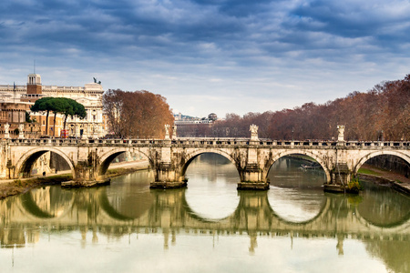 在罗马市中心的台伯河上的桥