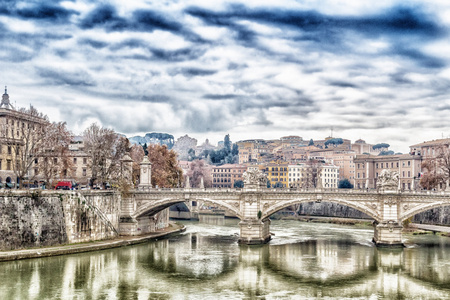 在罗马市中心的台伯河上的桥