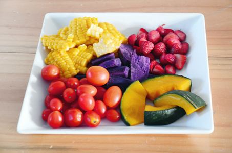 混合的蔬菜和水果沙拉照片