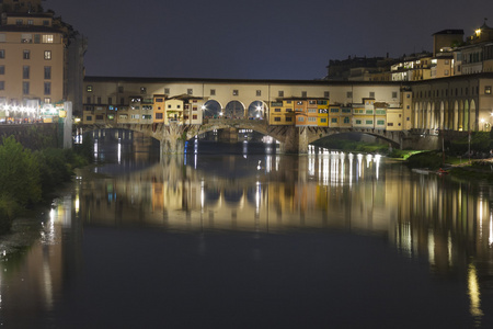 在晚上佛罗伦萨韦奇奥桥桥