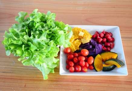 混合的蔬菜和水果沙拉