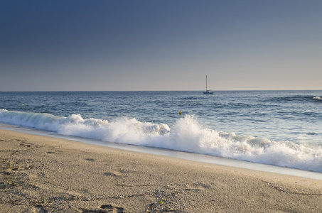 溅起的浪花上海滩保加利亚海边风景